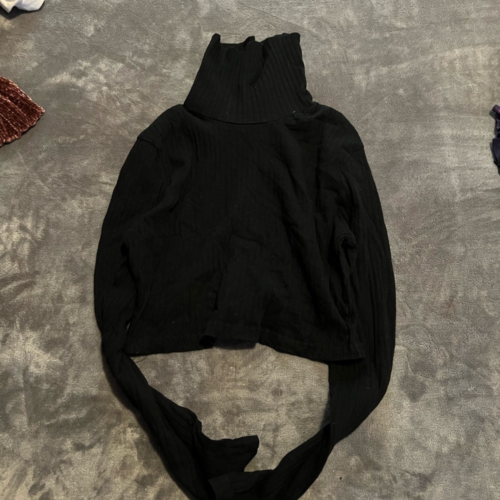 Black cropped Crewneck